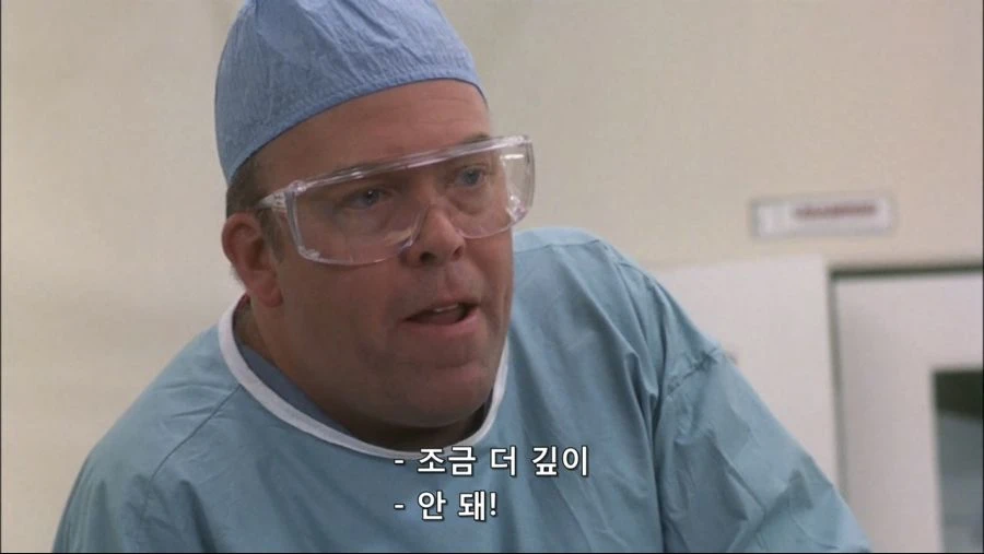 영화속 몸속에 벌레가 들어와서 고생한 남자_27.jpg