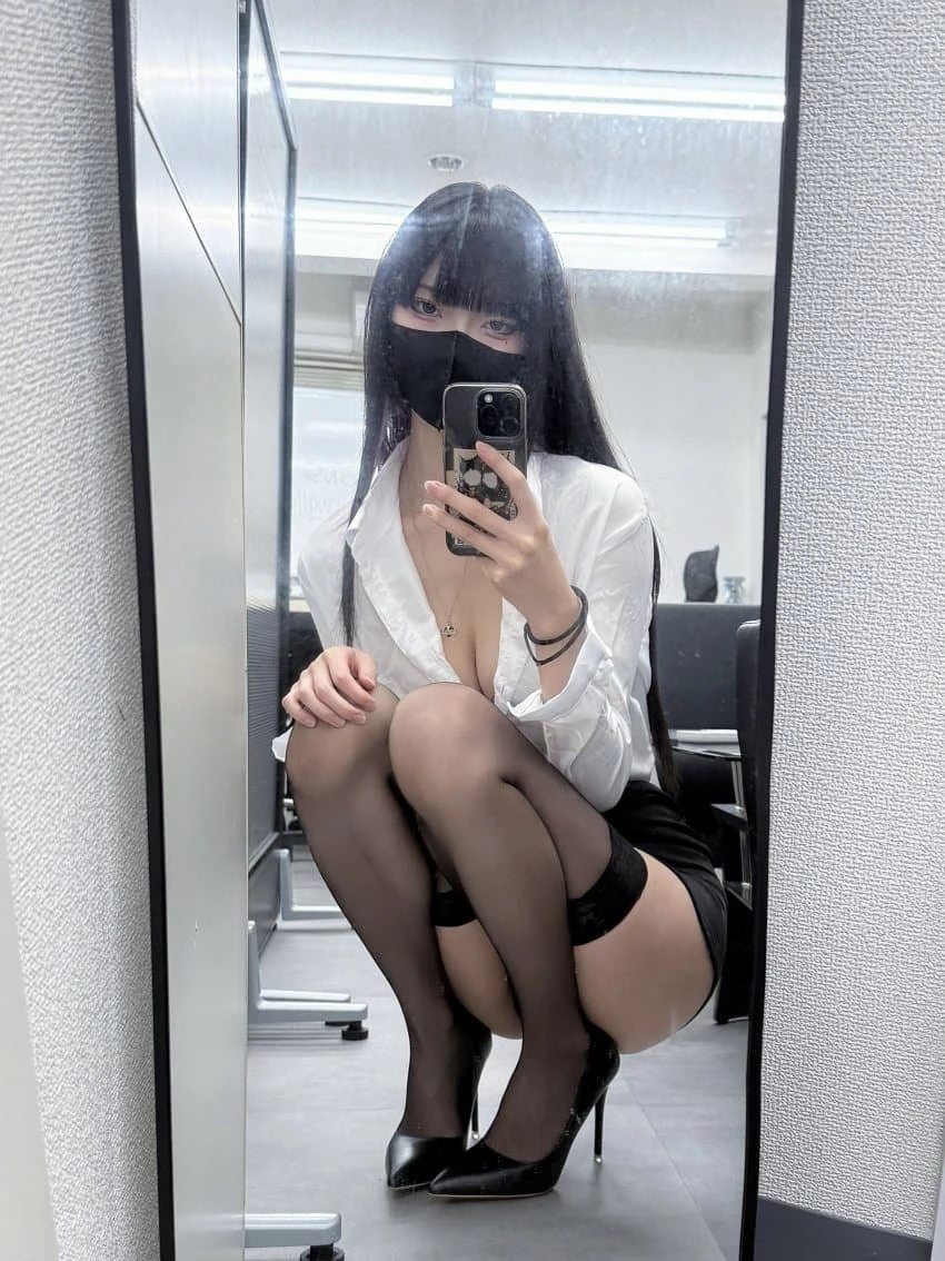너무 야하게 입고 출근하는 여직원