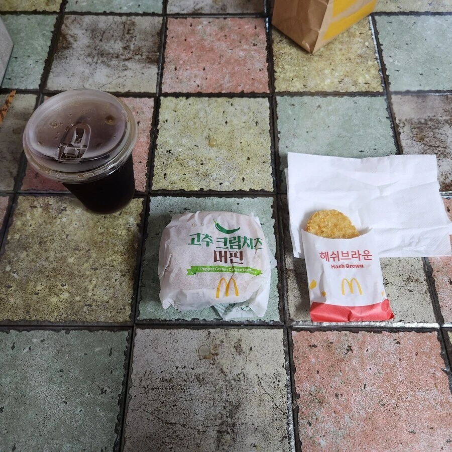 햄버거를 화장실 바닥에서 먹는 디씨유저_2.jpg