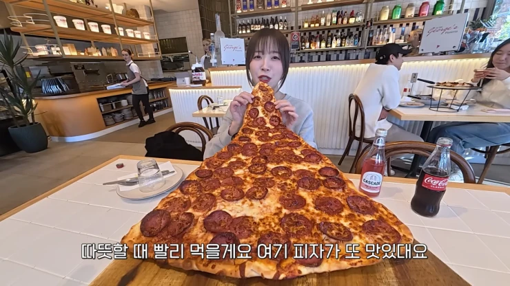 쯔양 피자 2조각 밖에 못먹네ㅋㅋ퇴물된듯