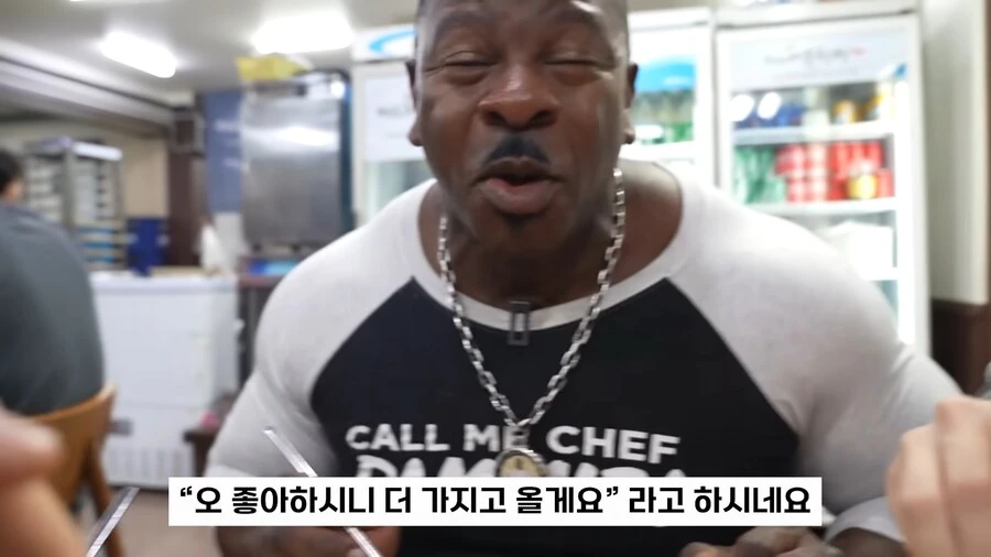 스스로 불러온 친절에 짓눌린 백악관 셰프_13.png