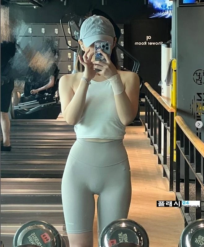두툼한 헬스장 셀카 누나
