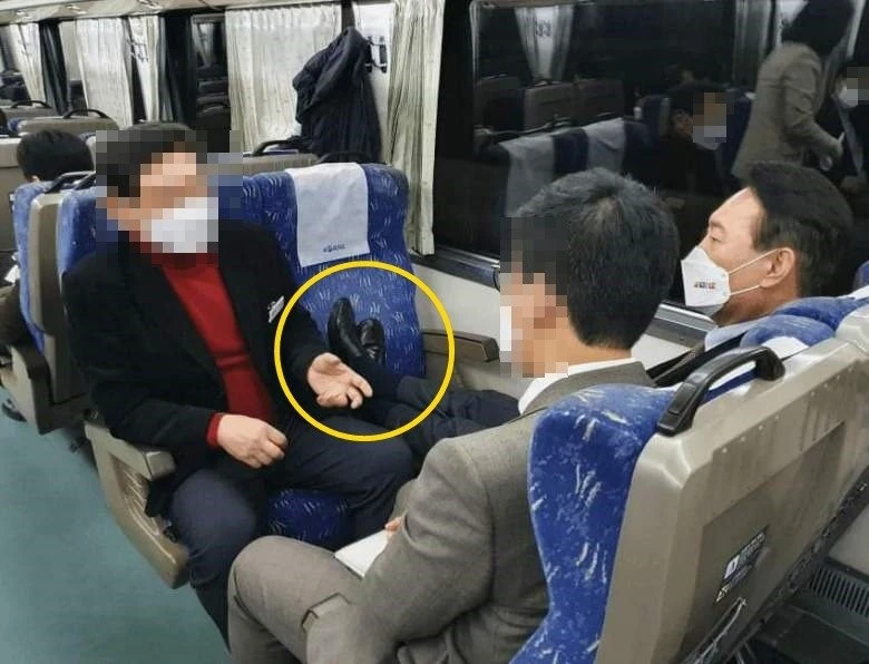 목욕탕에서 만난 윤석열