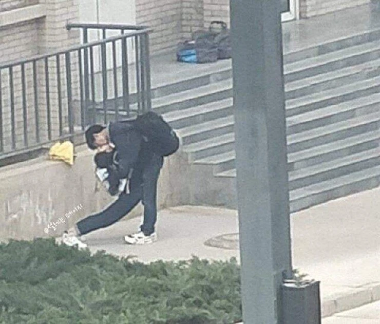 "그녀의 허리가 활처럼 휘었다"