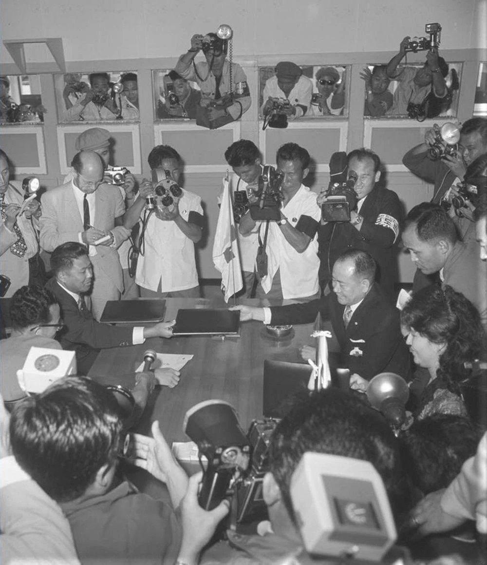 남한 기자와 북한 기자와의 대화