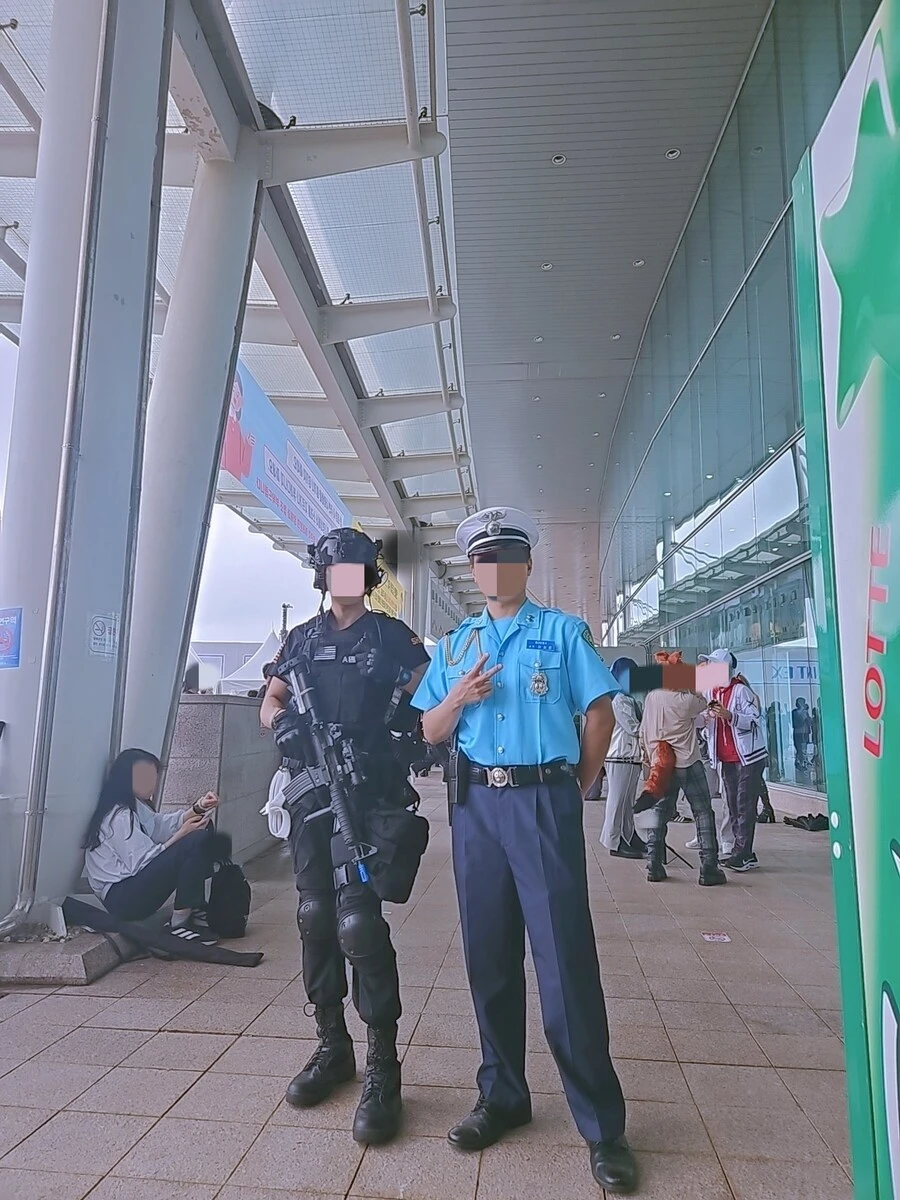 서울코믹에 갑자기 나타난 경찰들.mp4_2.jpg