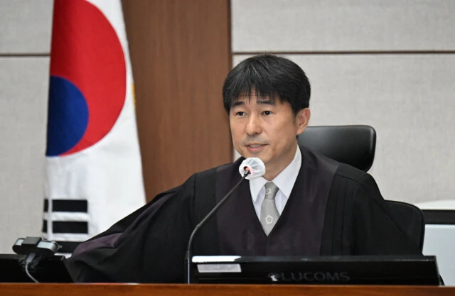 지귀연 부장판사가 지난 4월21일 서울 서초동 서울중앙지법에서 열린 내란 우두머리 혐의 형사재판 2번째 공판에서 취재진들의 퇴장을 명령하고 있다. 사진공동취재단