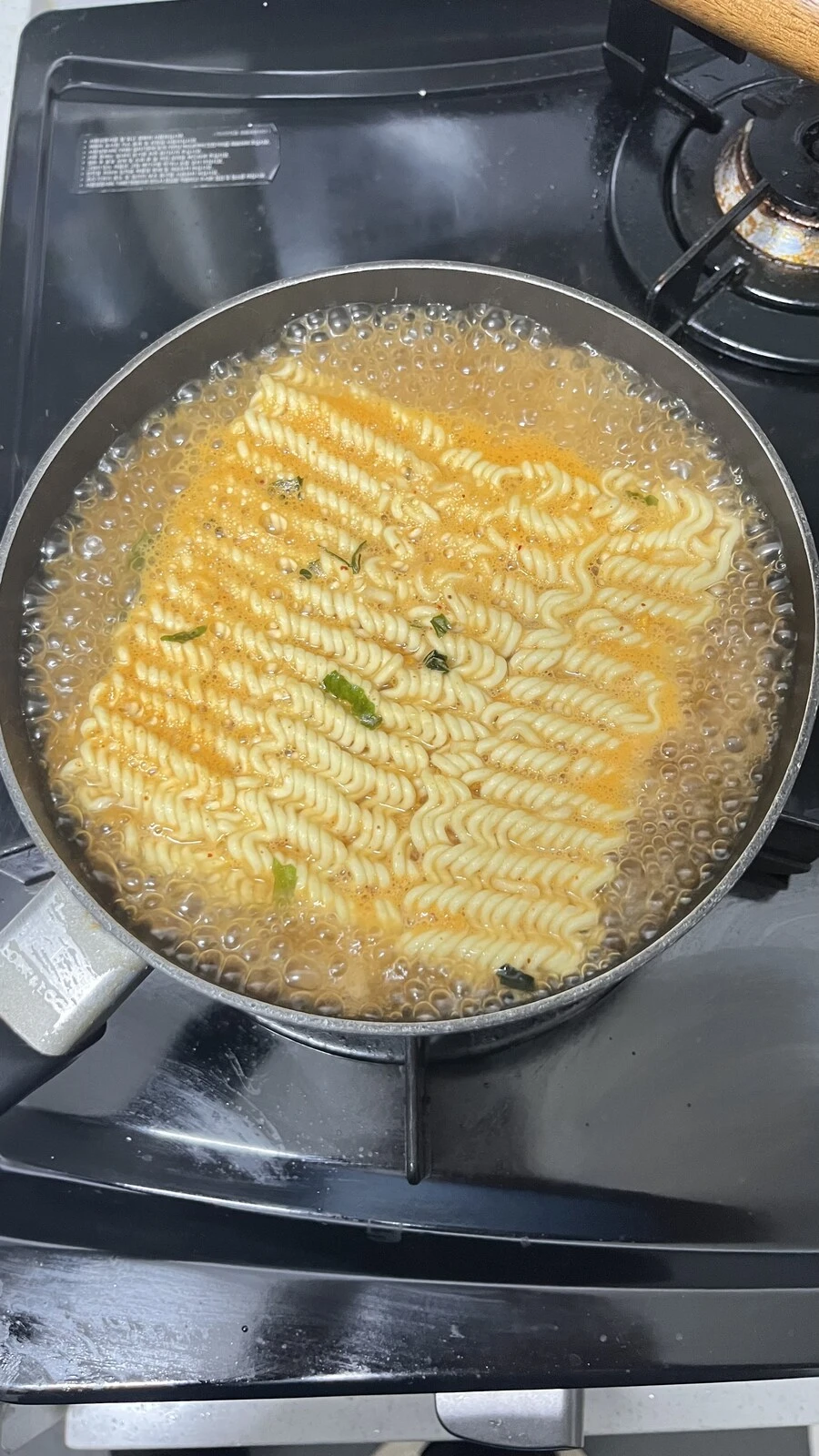 라면 끓이는중