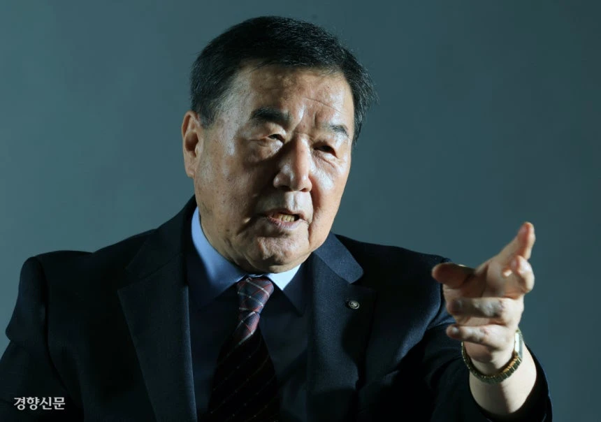 윤석열 전 대통령의 장모 최은순씨와 22년간 법정다툼을 벌이고 있는 정대택씨가 지난 12일 서울 정동 경향신문사에서 인터뷰하고 있다. 재심을 준비 중인 그는 검찰과 법원의 편파수사·재판으로 억울한 옥살이를 했다며 사