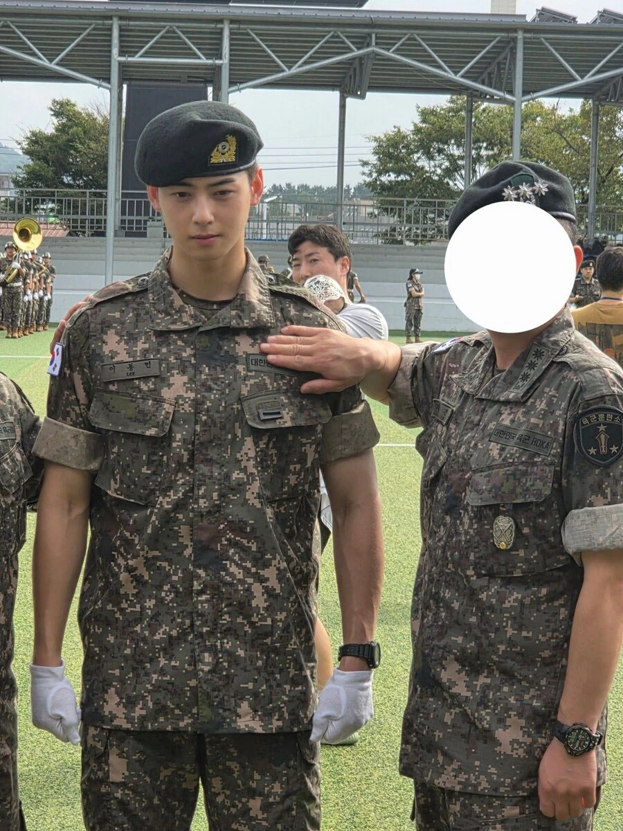 군대에서 사진 보정 없이 쌩얼로 찍힌 차은우