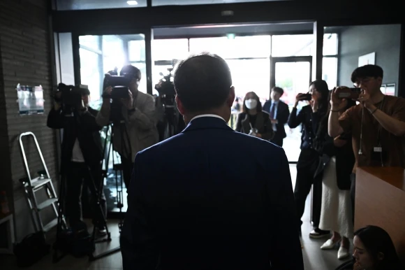 홍준표 후보가 29일 서울 여의도 국민의힘 당사에서 열린 제21대 대통령 후보자 국민의힘 3차 경선 진출자 발표 행사에서 탈락 발표가 난 후 퇴장하고 있다. 2025.4.29 홍윤기 기자