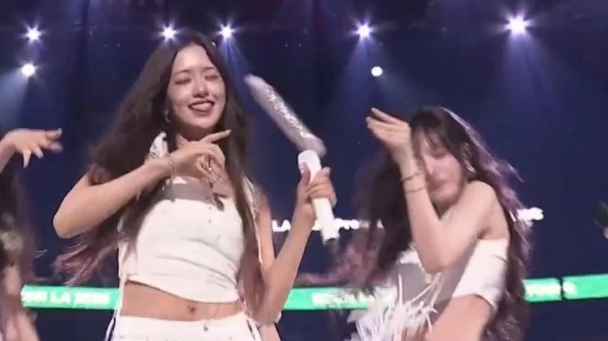 미국 케이콘 무대에서 리즈의 마이크를 날려버린 유진 (+원영 이서)
